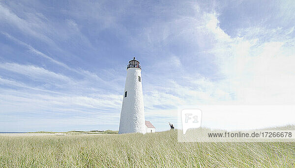 USA  Massachusetts  Nantucket Island  Frau winkt bei Great Point Light