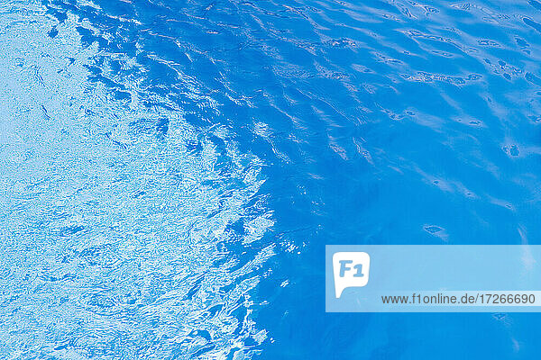 Hohe Winkel Ansicht von blauem Wasser im Schwimmbad