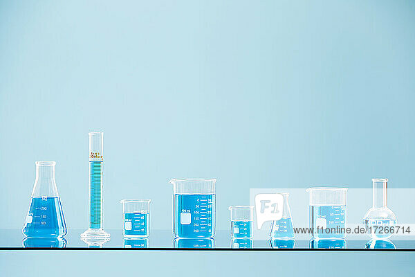Blaue Flüssigkeit im Laborglas