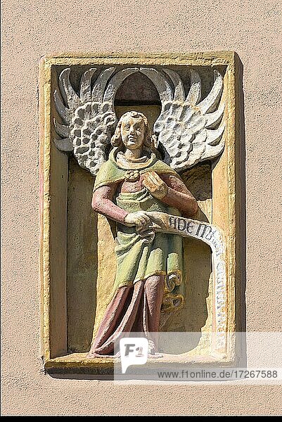 Engelfigur an einem Wohnhaus  Nürnberg  Mittelfranken  Bayern  Deutschland  Europa