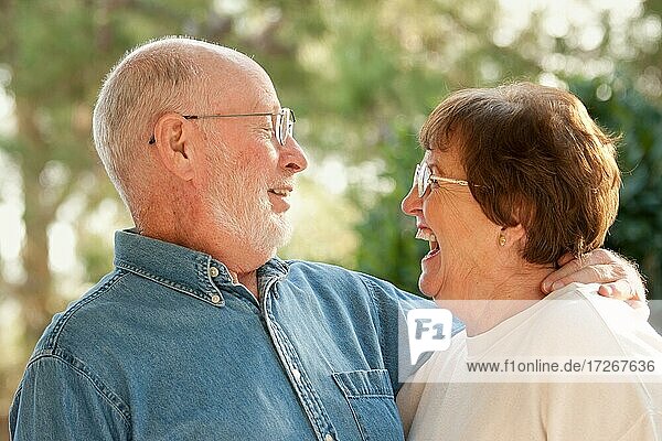 Glücklich zärtlich lächelnd Senior Paar im Freien Porträt