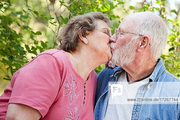 Loving Senior Paar küssen und genießen die im Freien zusammen