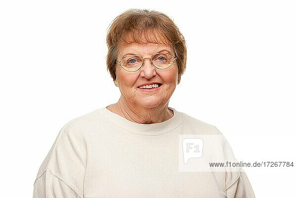 Schöne ältere Frau Porträt vor einem weißen Hintergrund