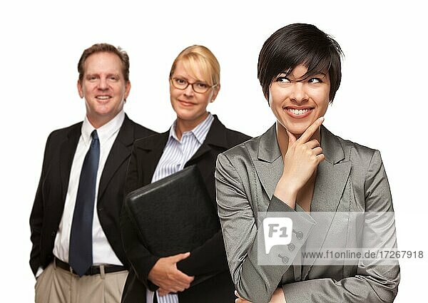 Attraktive Geschäftsfrau lächelnd mit Team vor einem weißen Hintergrund