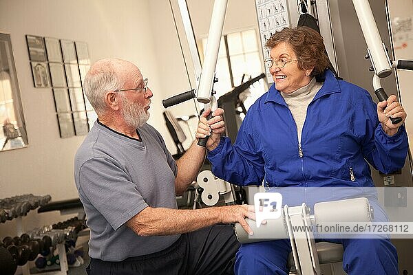 Aktives älteres erwachsenes Paar beim gemeinsamen Training im Fitnessstudio