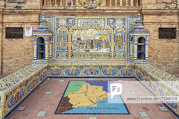 Mosaikbilder aus Azulejo Fliesen  Abbildung der Stadt Barcelona  Plaza de España  Sevilla  Andalusien  Spanien  Europa