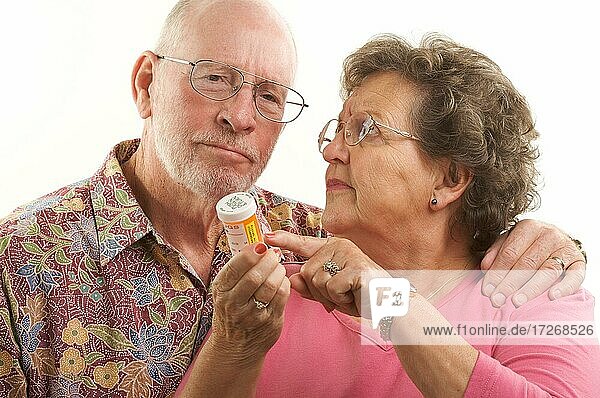 Älteres Paar liest eine verschreibungspflichtige Flasche