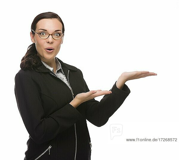 Selbstbewusste gemischtrassige Geschäftsfrau gestikuliert mit der Hand zur Seite vor einem weißen Hintergrund