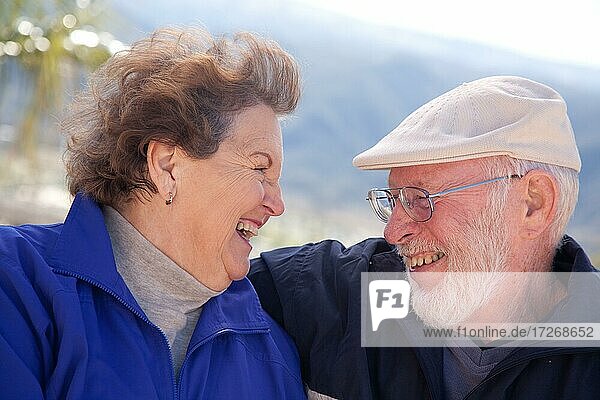 Glückliches älteres erwachsenes Paar  das das gemeinsame Leben genießt