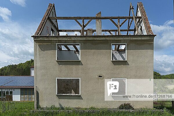 Entkerntes Wohnhaus direkt an der B14  Oberpfalz  Bayern  Deutschland  Europa