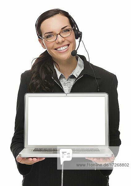Selbstbewusste gemischtrassige Geschäftsfrau mit Headset hält Computer mit leerem Bildschirm vor weißem Hintergrund - enthält Beschneidungspfad für Bildschirm
