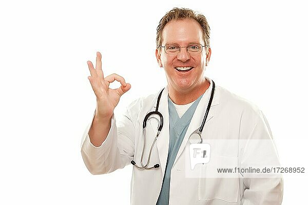 Arzt gibt das Okay-Zeichen mit seiner Hand vor weißem Hintergrund
