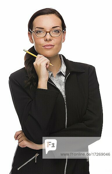 Selbstbewusste gemischtrassige Geschäftsfrau hält einen Bleistift vor einem weißen Hintergrund