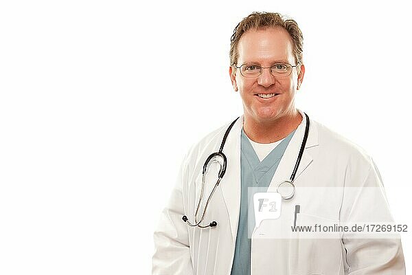 Lächelnder Arzt vor einem weißen Hintergrund