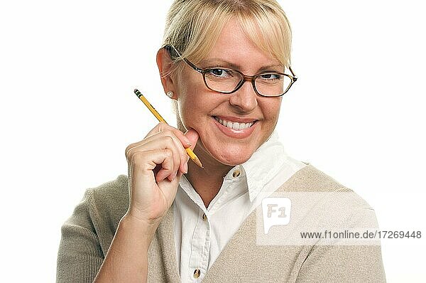 Schöne Frau mit Bleistift vor einem weißen Hintergrund