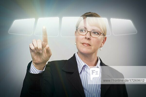 Attraktive blonde Frau  die einen interaktiven Touchscreen benutzt
