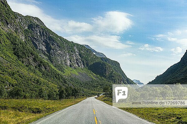 Langer gerader Weg  Trollstigen Bergstraße  Norwegen  Europa