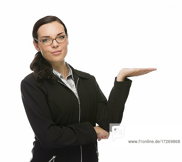 Selbstbewusste junge gemischtrassige Geschäftsfrau gestikuliert mit der Hand zur Seite vor einem weißen Hintergrund