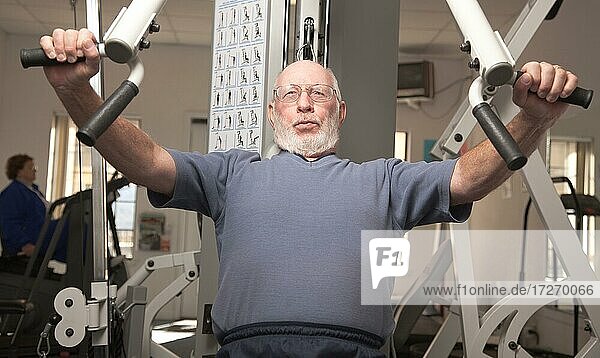 Älterer erwachsener Mann trainiert im Fitnessstudio
