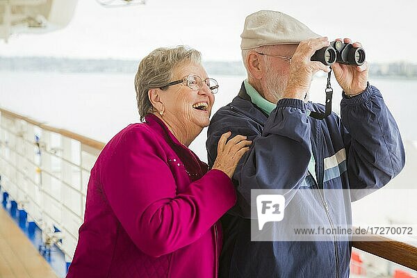 Glückliches älteres Paar  das die Aussicht vom Deck eines Luxus-Passagierkreuzfahrtschiffs genießt