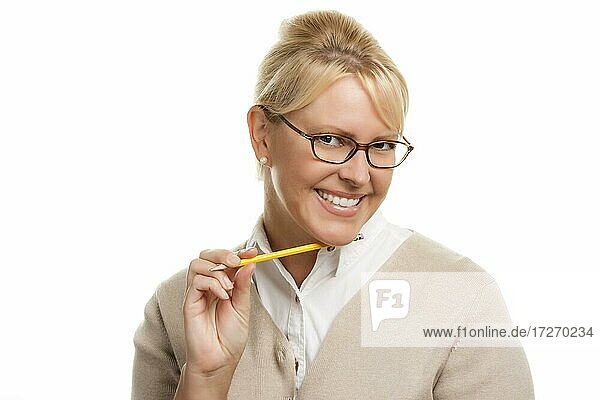 Schöne Frau mit Bleistift vor einem weißen Hintergrund