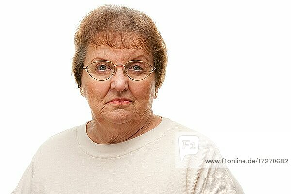 Pensive schöne ältere Frau Porträt vor einem weißen Hintergrund