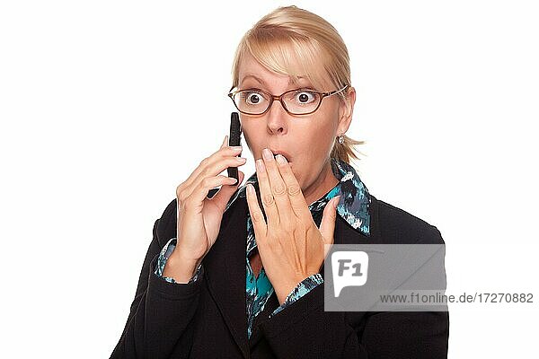 Schockierte blonde Frau am Handy vor einem weißen Hintergrund