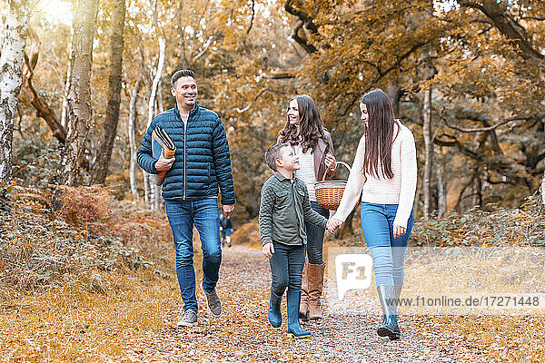 Glückliche Familie bei einem Herbstspaziergang im Cannock Chase Park