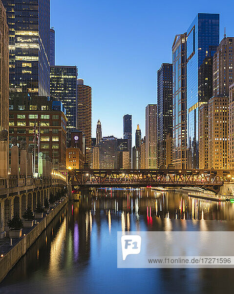 Wells Street Bridge over Chicago River in City at dusk  Chicago  USA