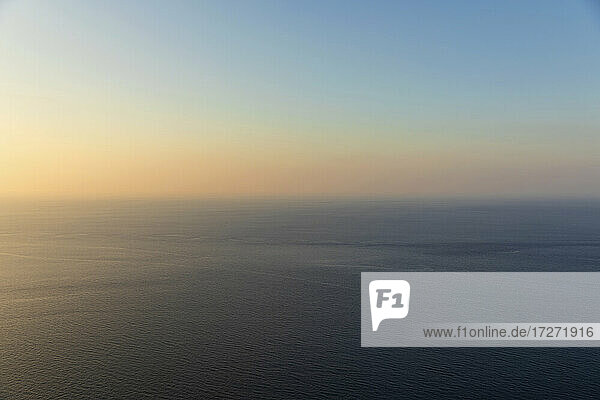 Mittelmeer in der Abenddämmerung mit klarer Horizontlinie im Hintergrund