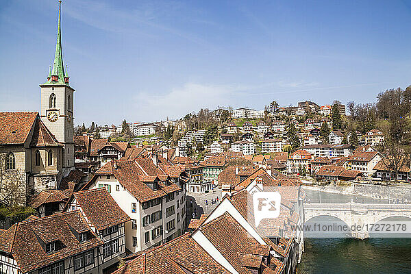 Blick von oben auf das Dach am Fluss Aare in der Schweiz