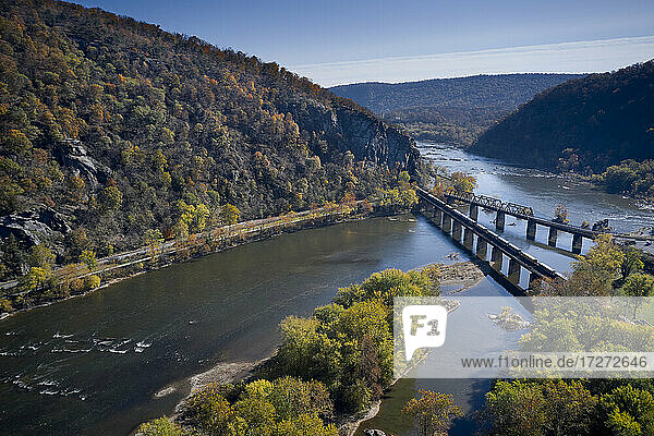 USA  West Virginia  Harpers Ferry  Luftaufnahme der Zwillingsbrücken über den Zusammenfluss von Potomac und Shenandoah Rivers
