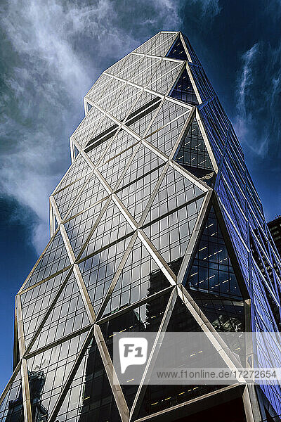 Moderner Büro-Wolkenkratzer im Finanzdistrikt gegen den Himmel  New York  USA