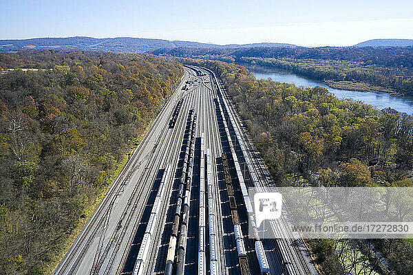 Luftaufnahme von Eisenbahnwaggons auf den Gleisen entlang des Chesapeake and Ohio Canal