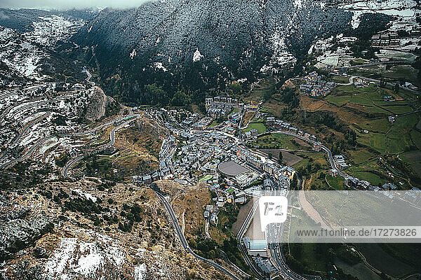 Andorra  Andorra la Vella  Luftaufnahme der Alpenstadt in den Pyrenäen