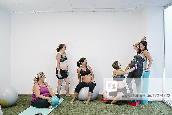 Gruppe schwangerer Frauen bei Übungen im Yogastudio