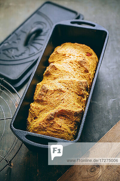 Frisch gebackenes Kürbisbrot in einer gusseisernen Pfanne