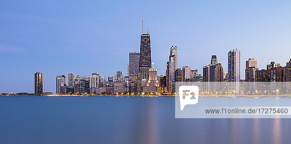 Beleuchtete Ansicht der Skyline von Chicago in der Abenddämmerung  USA