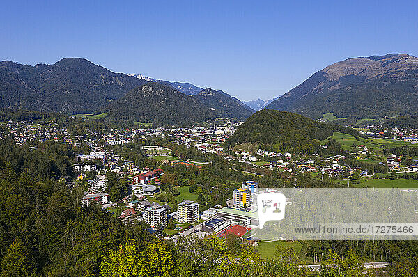 Blick von oben auf die Stadt gegen den klaren blauen Himmel  Salzkammergut  Österreich