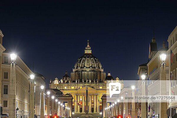 Beleuchtete Via della Conciliazione Straße in Richtung Petersdom gegen den Nachthimmel  Vatikan  Rom  Italien