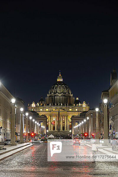 Beleuchtete Via della Conciliazione Straße in Richtung Petersdom in der Stadt gegen den Himmel bei Nacht  Vatikan  Rom  Italien