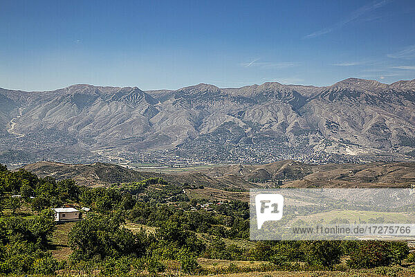 Albanien  Bezirk Gjirokaster  Ruinen der antiken griechischen Stadt Antigonia und umliegende Berge