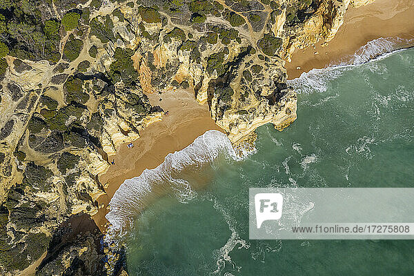 Drohnenansicht der leeren Strände Praia da Mare das Porcas und Praia da Coelha