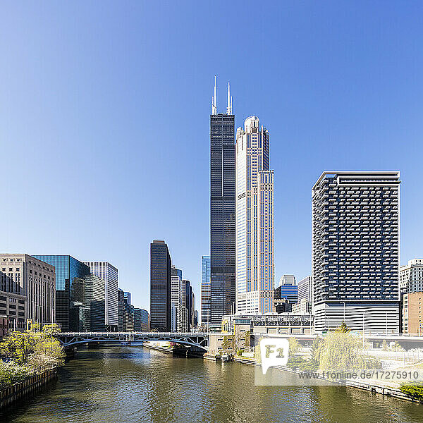 Blick auf den Willis Tower mit Chicago River  USA