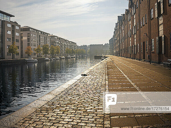 Dänemark  Kopenhagen  Reihen von Wohngebäuden entlang des Christianshavn-Kanals