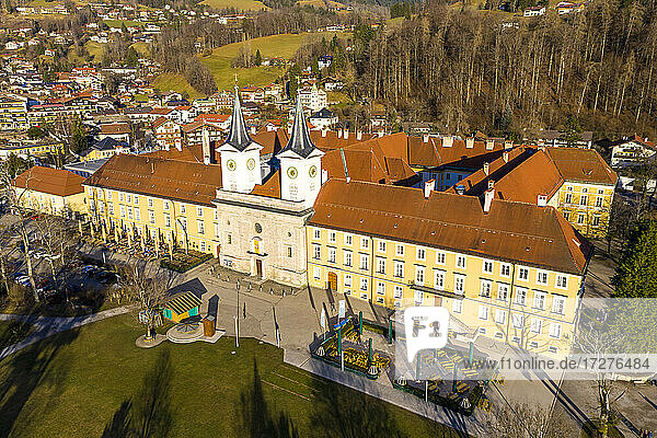 Deutschland  Bayern  Tegernsee  Blick aus dem Hubschrauber auf die Abtei Tegernsee