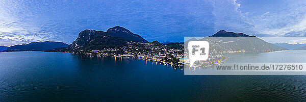 Italien  Provinz Como  Menaggio  Hubschrauber-Panorama des Comer Sees und der Küstenstadt in der Morgendämmerung