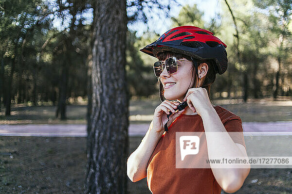 Lächelnde junge Frau mit Fahrradhelm
