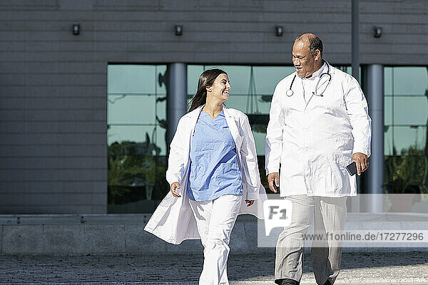 Ärzte im Laborkittel laufen gegen das Krankenhaus