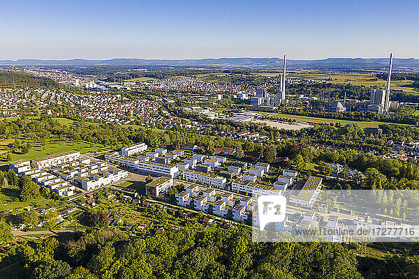 Deutschland  Baden-Württemberg  Esslingen am Neckar  Luftaufnahme eines modernen energieeffizienten Stadtteils